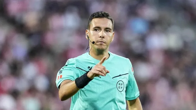 星空体育-Archivo VAR：主裁执法堪称灾难，吕迪格明显直红&amp;amp;攻击动作